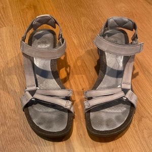 Tera Wedge Sandal- Cream- size 8